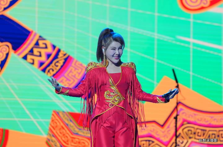 歌手乌兰图雅在庆祝中南建交25周年演唱多首经典曲目