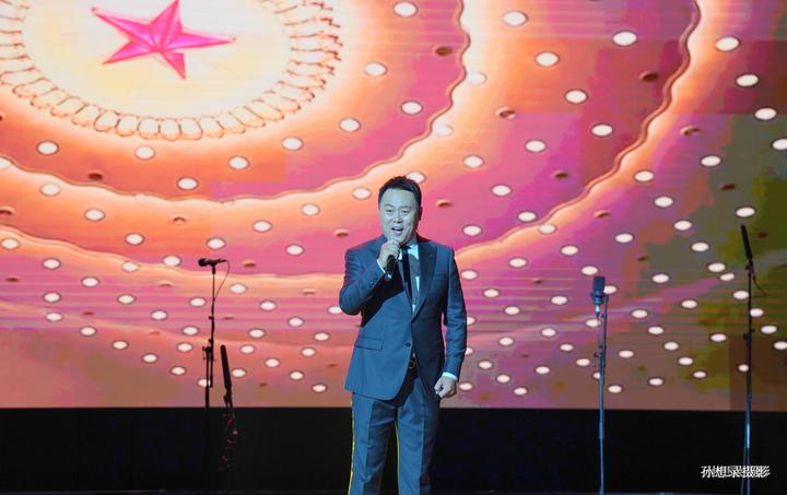 歌手刘大成在庆祝中南建交25周年献艺